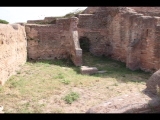 04213 ostia - regio i - caseggiato (i,viii,4) - hinter dem 3. raum von sueden - bli osten - 09-2023.jpg